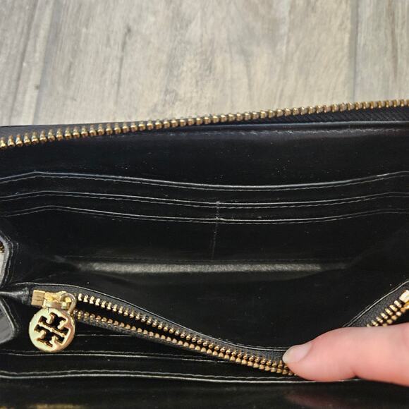 Tory Burch Patent Leather Emerson Logo Zip-Around Wallet Black Embossed Timeless - Picture 12 of 14